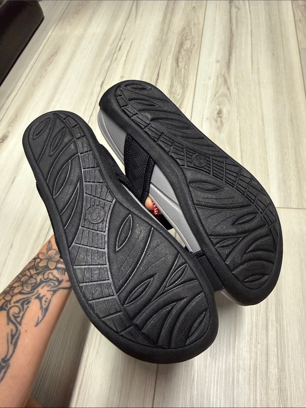 NWOT BareTraps Black Gray Sporty Slide Sandals - Picture 3 of 4